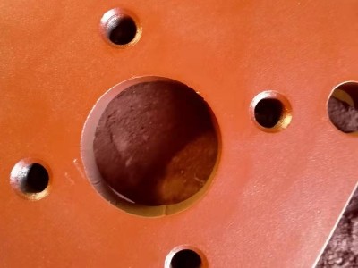 工業(yè)用板式換熱器夾緊板的噴漆工藝，對設(shè)備也是至關(guān)重要的