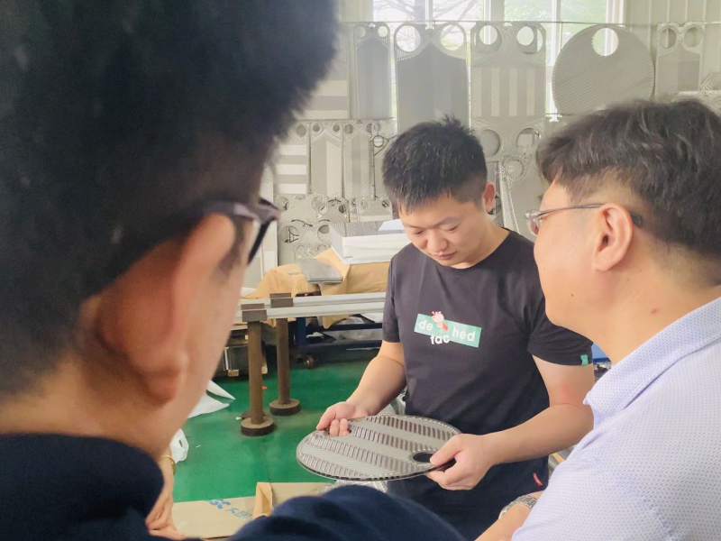 江蘇科技大學(xué)船舶方向碩士生導(dǎo)師進(jìn)廠進(jìn)行深入交流并達(dá)成長(zhǎng)期合作意向